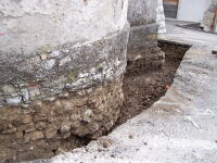 Lo scavo intorno all'abside