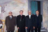 Le autorità davanti al murale