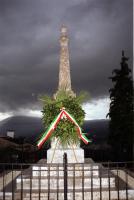 Il monumento mentre incombe il temporale