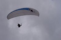 Il parapendio sparge i coriandoli