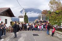 Il pubblico ascolta la banda