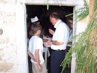 Il sindaco gusta il pane fresco
