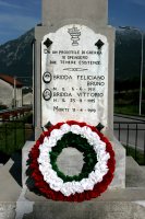 Monumento addobbato con corona tricolore