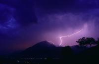 Scariche di fulmini dietro il monte Serva