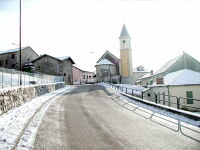 La chiesa dalla strada provinciale