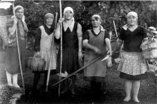 Donne con attrezzi agricoli